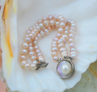Триредова гривна *Иглика* от естествени лилави перли,6-7мм 